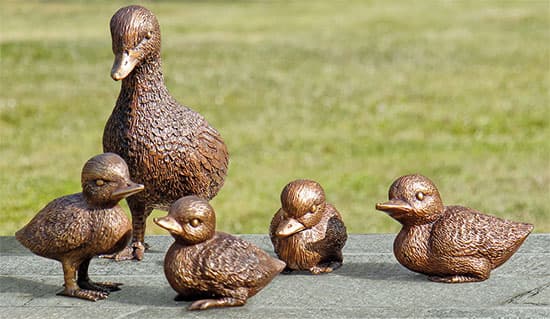Uppsättning med 5 trädgårdsskulpturer "Duck Family", brons